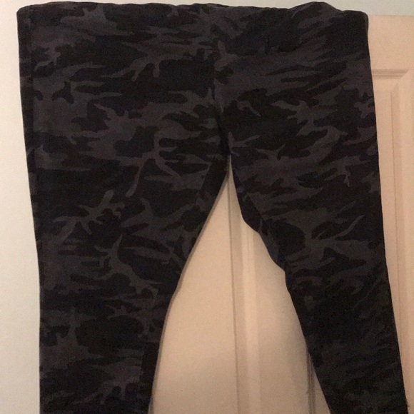 Levi’s - Picture 2 of 4